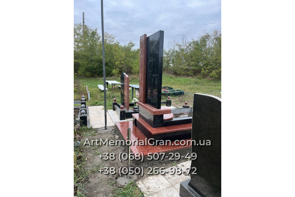Пам'ятник військовому з червоного граніту 00892